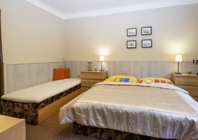guest-house-three-bed-suite-ubytovanie-penzion-alena-bojnice-trojlozkova-izba-01-3