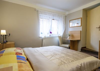 guest-house-three-bed-suite-ubytovanie-penzion-alena-bojnice-trojlozkova-izba-01-5