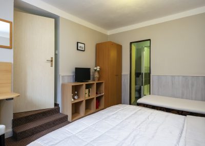 guest-house-three-bed-suite-ubytovanie-penzion-alena-bojnice-trojlozkova-izba-01-6
